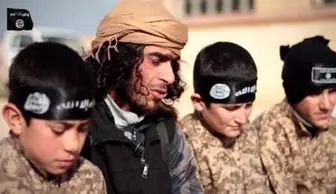 داعش به کودکان سر بریدن درس می دهد