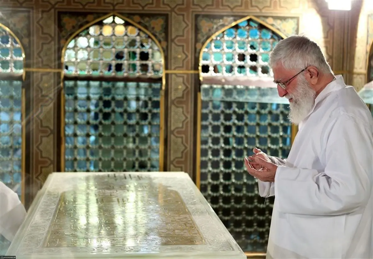غبارروبی مضجع مطهر حضرت امام رضا(ع) با حضور امام خامنهای