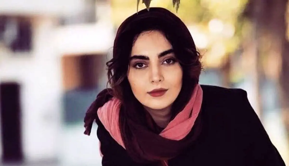 عکس جدید  مهشید جوادی با مانتوی نارنجی
