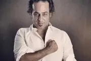 بازیگر مشهور بر سر مزار علی انصاریان /عکس