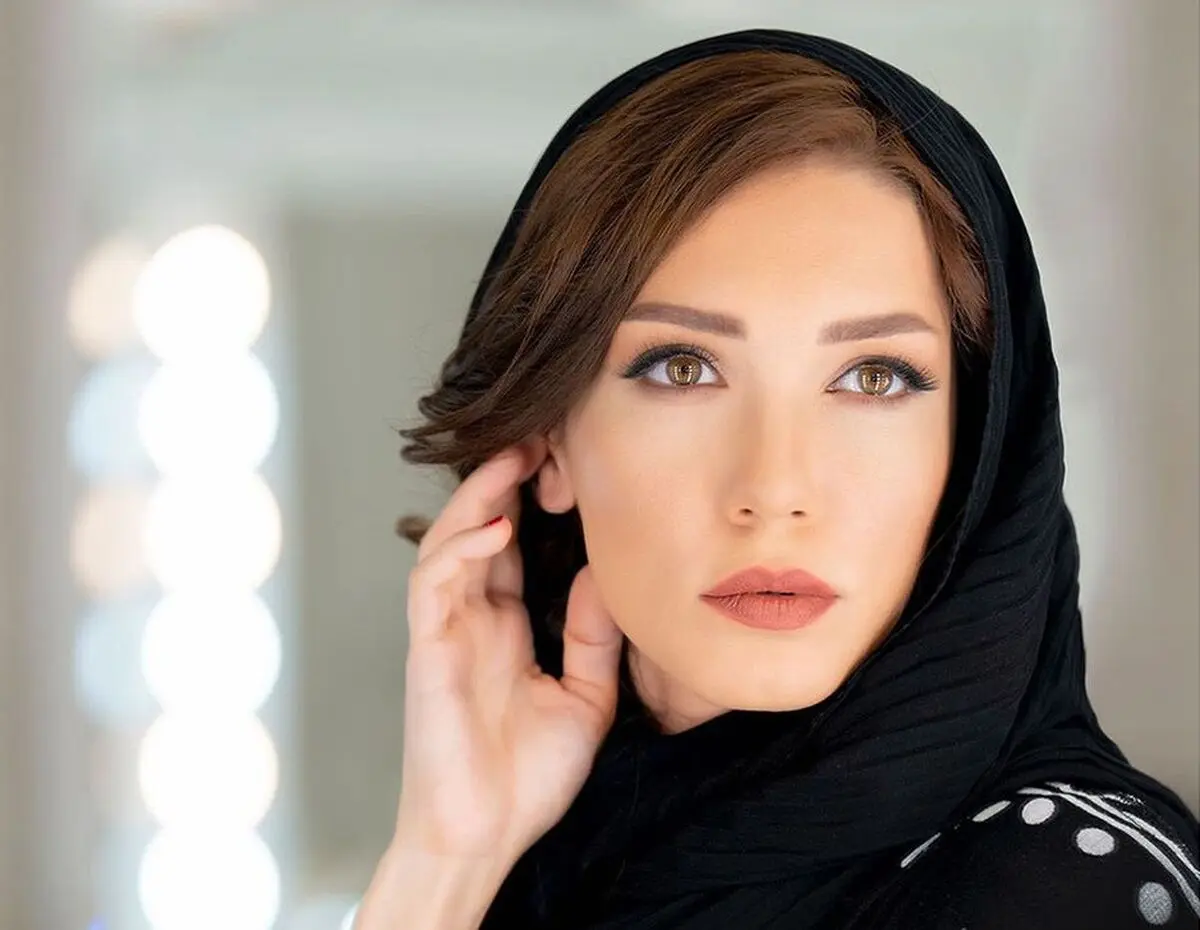 شهرزاد کمال زاده در گلخانه ای پر از گل های بهاری /عکس