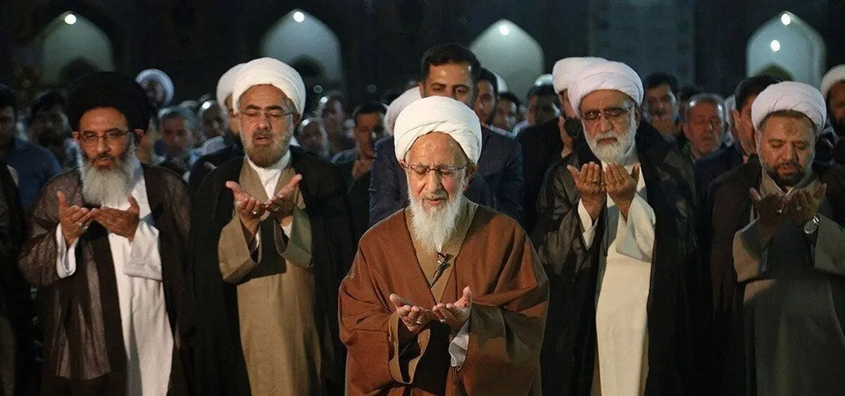  سحرگاه وداع؛ اقامه نماز آیت‌الله جوادی آملی بر پیکر آقای شهید ایران 