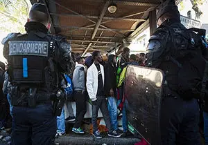 تخلیه یکی از ایستگاه های مترو پاریس از پناهجویان