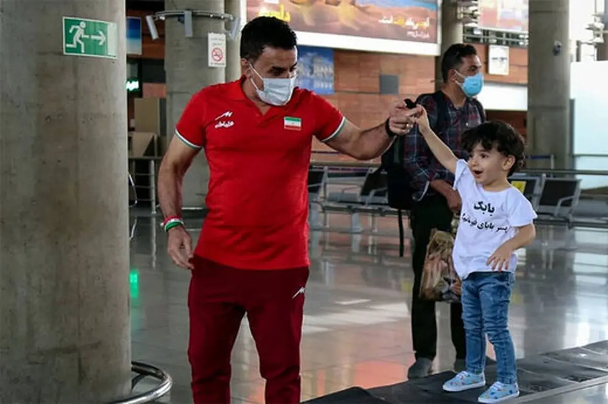 واکنشهای جالب پسر محمد بنا بعد از دیدن پدر از تلویزیون +فیلم