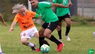 مسن‌ترین فوتبالیست دنیا در اروگوئه توپ می زند!+ عکس