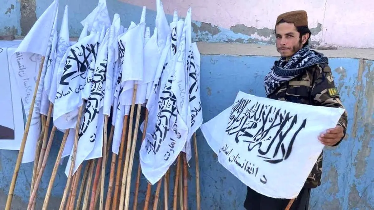 اهتزاز پرچم طالبان بر فراز کاخ ریاست جمهوری