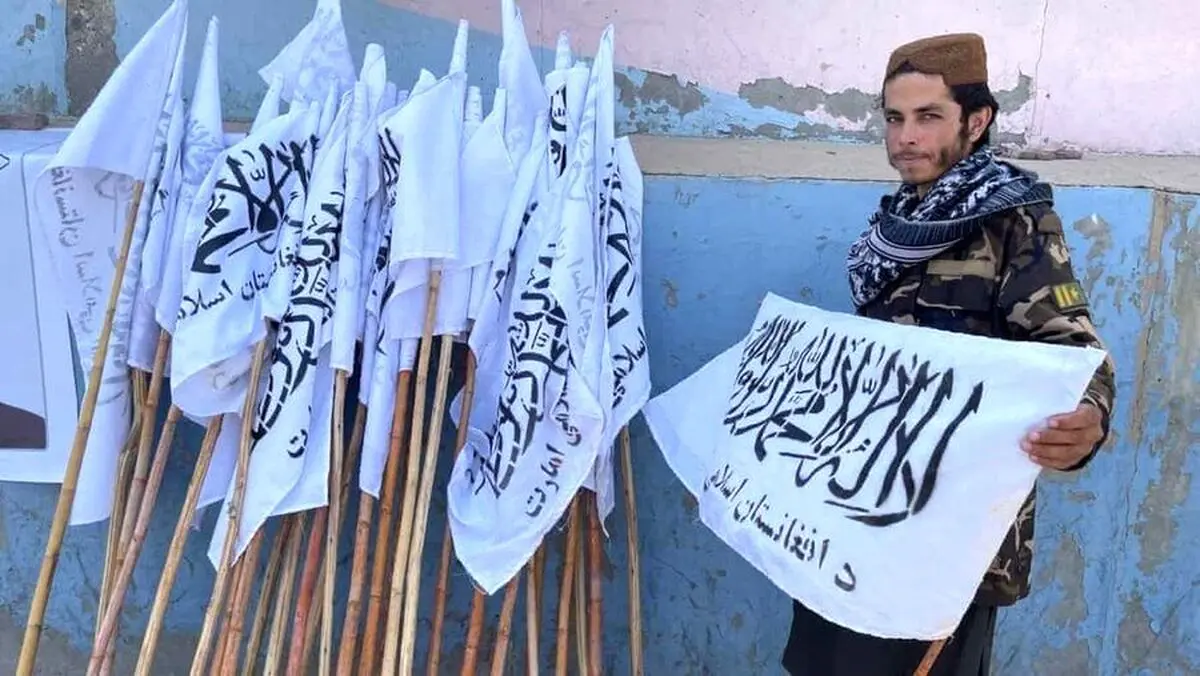 اهتزاز پرچم طالبان بر فراز کاخ ریاست جمهوری