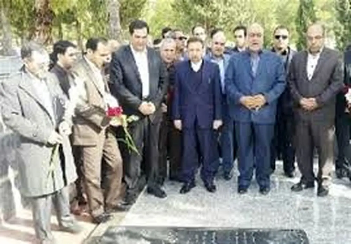 ادای احترام وزیرارتباطات به مقام شامخ شهدای لرستان