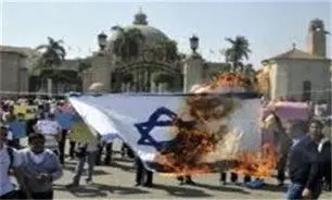 خاخام های یهودی پرچم اسرائیل را آتش زدند