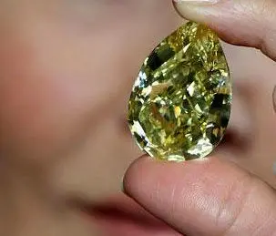 فیلم رونمایی از بزرگ‌ترین الماس زرد جهان