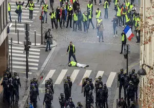 استقبال پلیس فرانسه از تظاهرکنندگان با گاز اشک‌آور