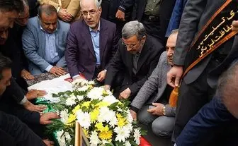 حضور احمدی‌نژاد در مراسم خاکسپاری وزیرش + تصاویر