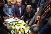 حضور احمدی‌نژاد در مراسم خاکسپاری وزیرش + تصاویر