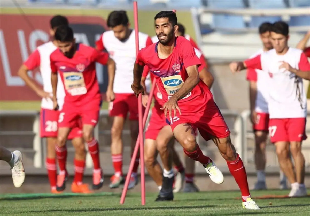 محمد انصاری مدافع پرسپولیس در تشییع پیکر شهید حاج قاسم سلیمانی/ عکس