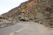 ریزش کوه محور پلدختر-خرم‌آباد را مسدود کرد
