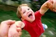 به هیچ وجه مچ دست کودکان را نگیرید!