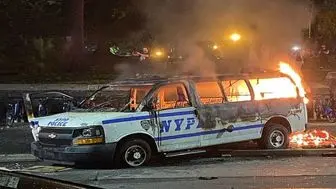 پرتاب بمب آتش‌زا به سوی خودروی پلیس

