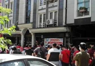 اعتراض پرسپولیسی ها مقابل فدراسیون فوتبال/ شعار علیه عزیزی خادم