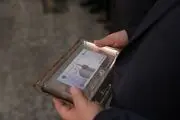 گنجینه اسکناس بانک مرکزی به موزه آستان قدس اهدا شد