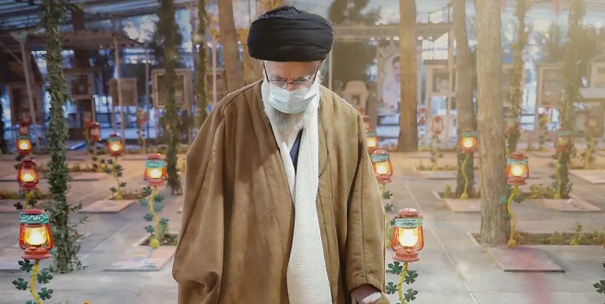 لحظاتی از زیارت رهبر انقلاب از مزار شهدا+فیلم