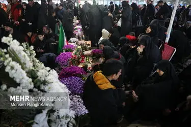 لحظات تحویل سال در گلزار شهدای تهران