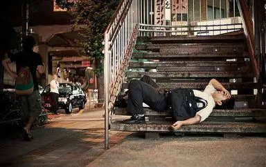 کارمندانی که در خیابان می‌خوابند