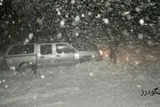 نجات پرسنل توزیع برق شهرستان الیگودرز گرفتار در برف و کولاک 
