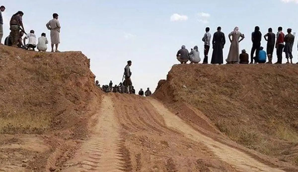 داعش در مرز عراق و سوریه خندق می کَنَد