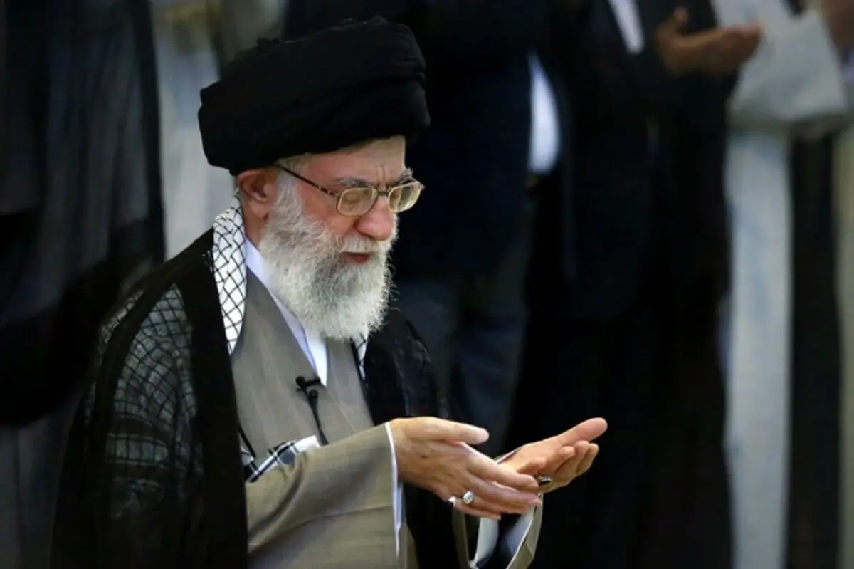 رهبر معظم انقلاب بر پیکر آیت‌الله هاشمی شاهرودی اقامه نماز کردند