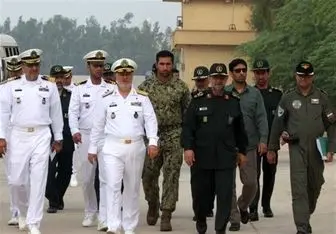 فرماندهان نیروی دریایی ارتش و سپاه از پایگاه هوادریای نداجا بازدید کردند
