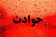 کمپرسی که به پل عابر گیر کرد/ عکس