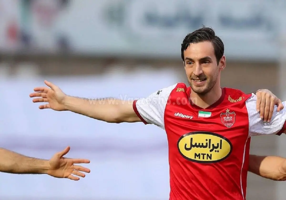 گل اول پرسپولیس به ذوب‌آهن توسط گولسیانی از نقطۀ پنالتی