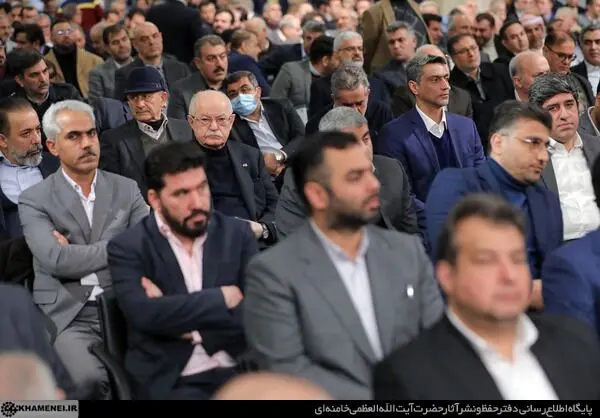 دیدار جمعی از تولیدکنندگان و فعالان اقتصادی با رهبر انقلاب/گزارش تصویری