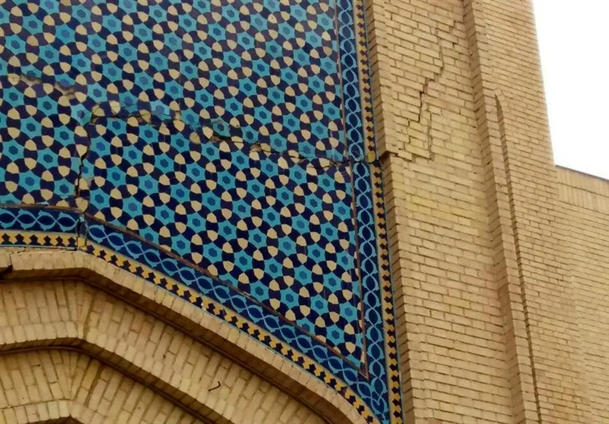 دیوار بازار رضا ترک خورد+ عکس