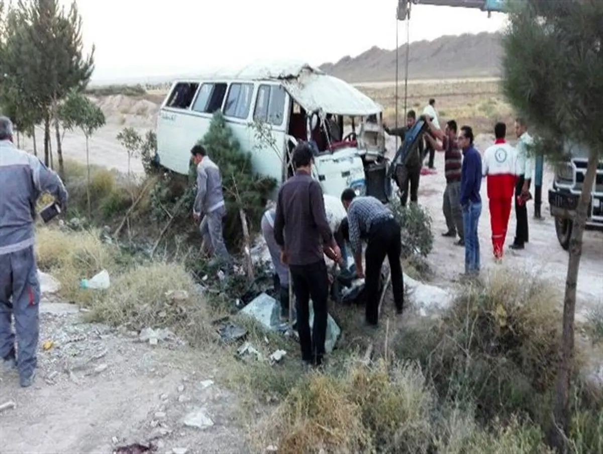 مجروحیت ۱۵ نفر در حادثه واژگونی مینی بوس در محور آبگرم محلات+تصاویر