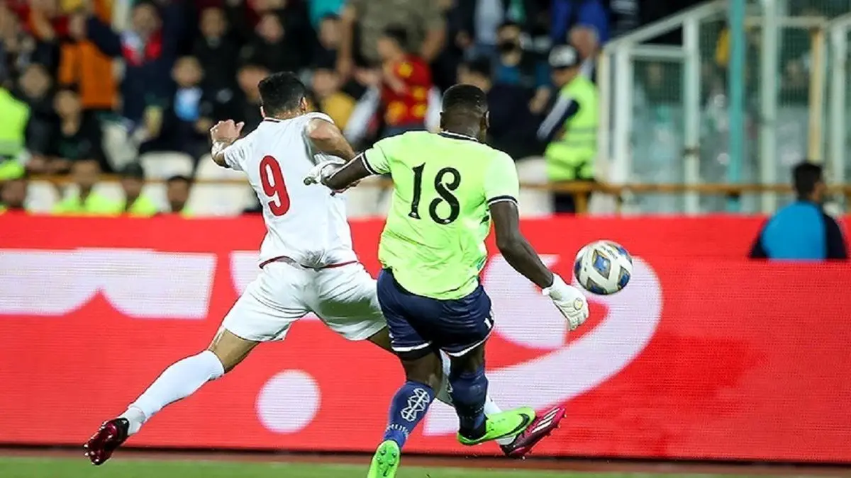 چمن ورزشگاه آزادی، بازی ایران - هنگ‌کنگ را به خارج از تهران برد
