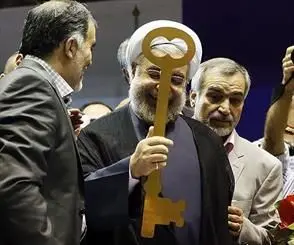 کلیدهای طلایی روحانی در دستان دو نفر
