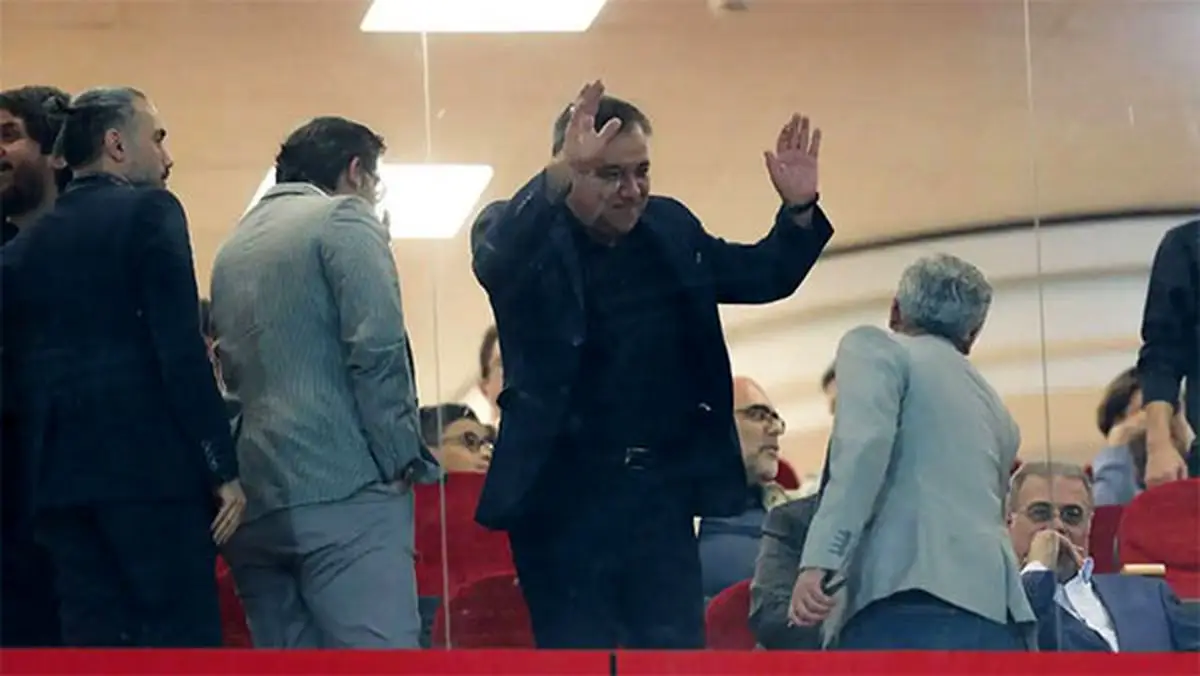 کت الخلیفی بر تن سرپرست استقلال