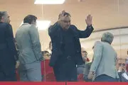 کت الخلیفی بر تن سرپرست استقلال