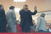کت الخلیفی بر تن سرپرست استقلال