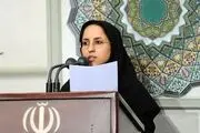 
هدیه رهبر انقلاب به دختری که در حضور ایشان از حصر انتقاد کرد+عکس
