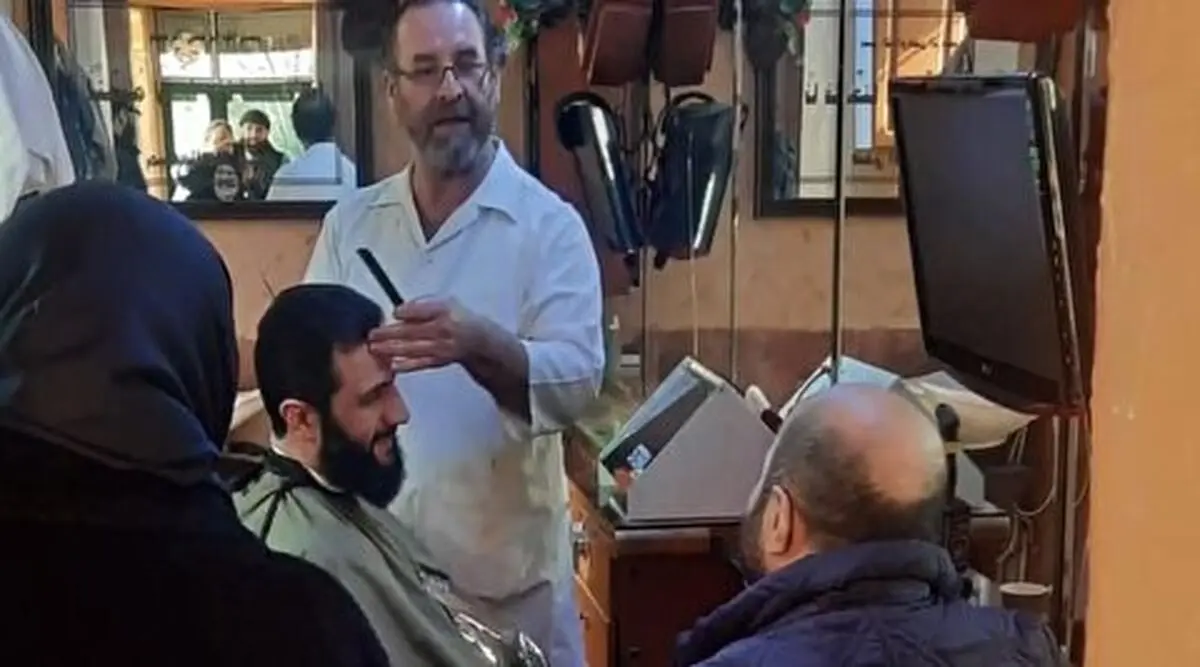  محمد جولانی در آرایشگاه محله قدیمی‌ +فیلم