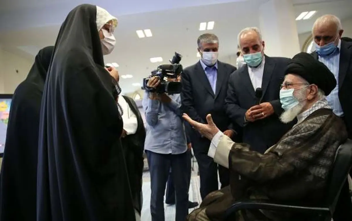 اشک شوق دختر شهید هستهای هنگام دیدار با رهبر انقلاب +فیلم