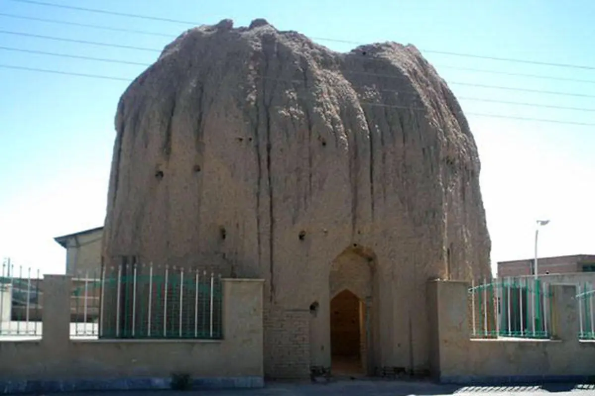 تسریع در پاک کردن بخش‌های رنگ آمیزی شده برج چهل دختران سمنان