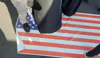 فیلم لگد کردن پرچم آمریکا و اسرائیل توسط دهه هشتادی‌ها 