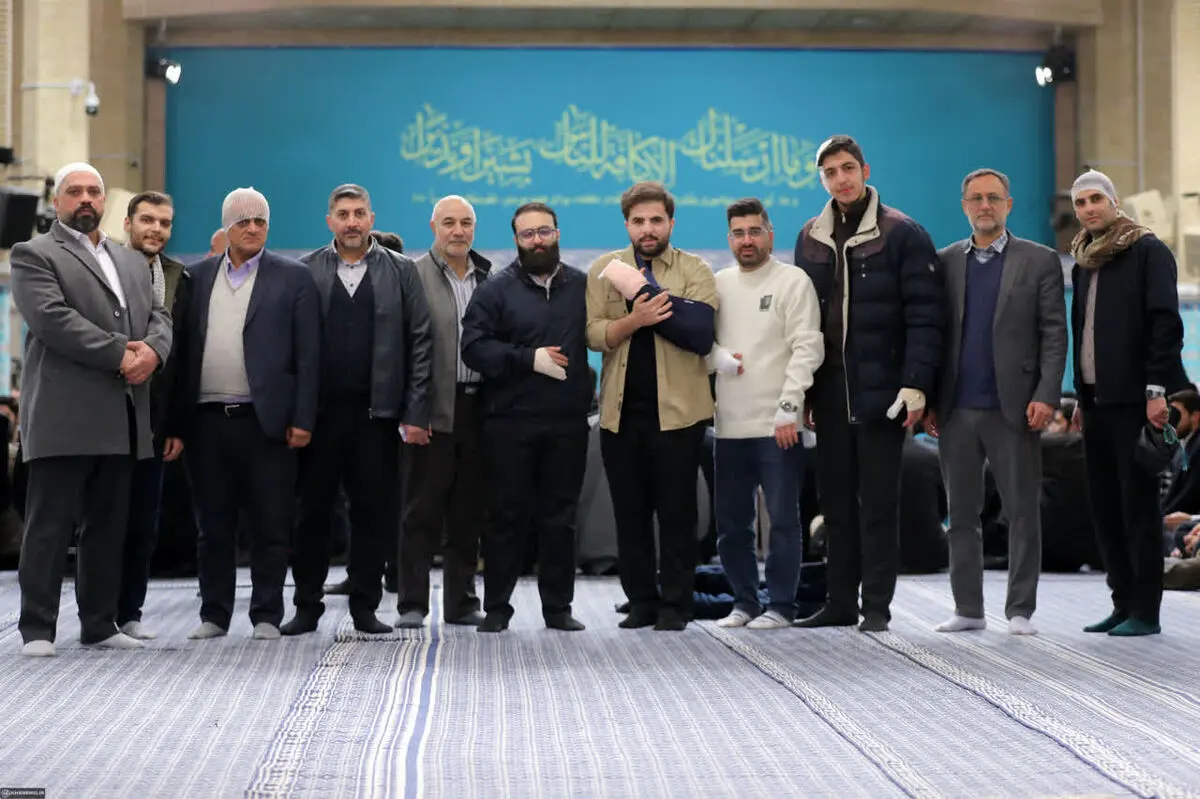 عکس یادگاری مجروحان اغتشاشات اخیر در بیت رهبری