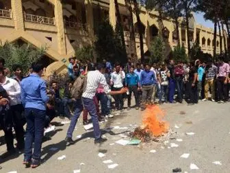 
تجمع اعتراض آمیز دانش آموزان یزدی در مقابل اداره کل آموزش و پرورش+تصاویر
