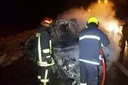 یک دستگاه خودروی سواری در محور باغچه _ مشهد در آتش سوخت + تصاویر