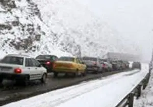 ترافیک نیمه سنگین و بارش برف در جاده‌های کشور