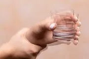 دلیل لرزش دست؛ دارو، استرس یا بیماری؟ + درمان
